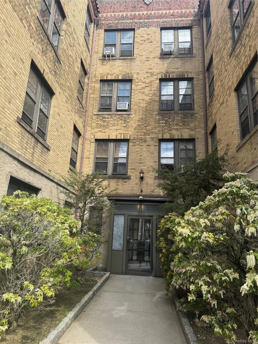 Front Entrance to 33 Douglas