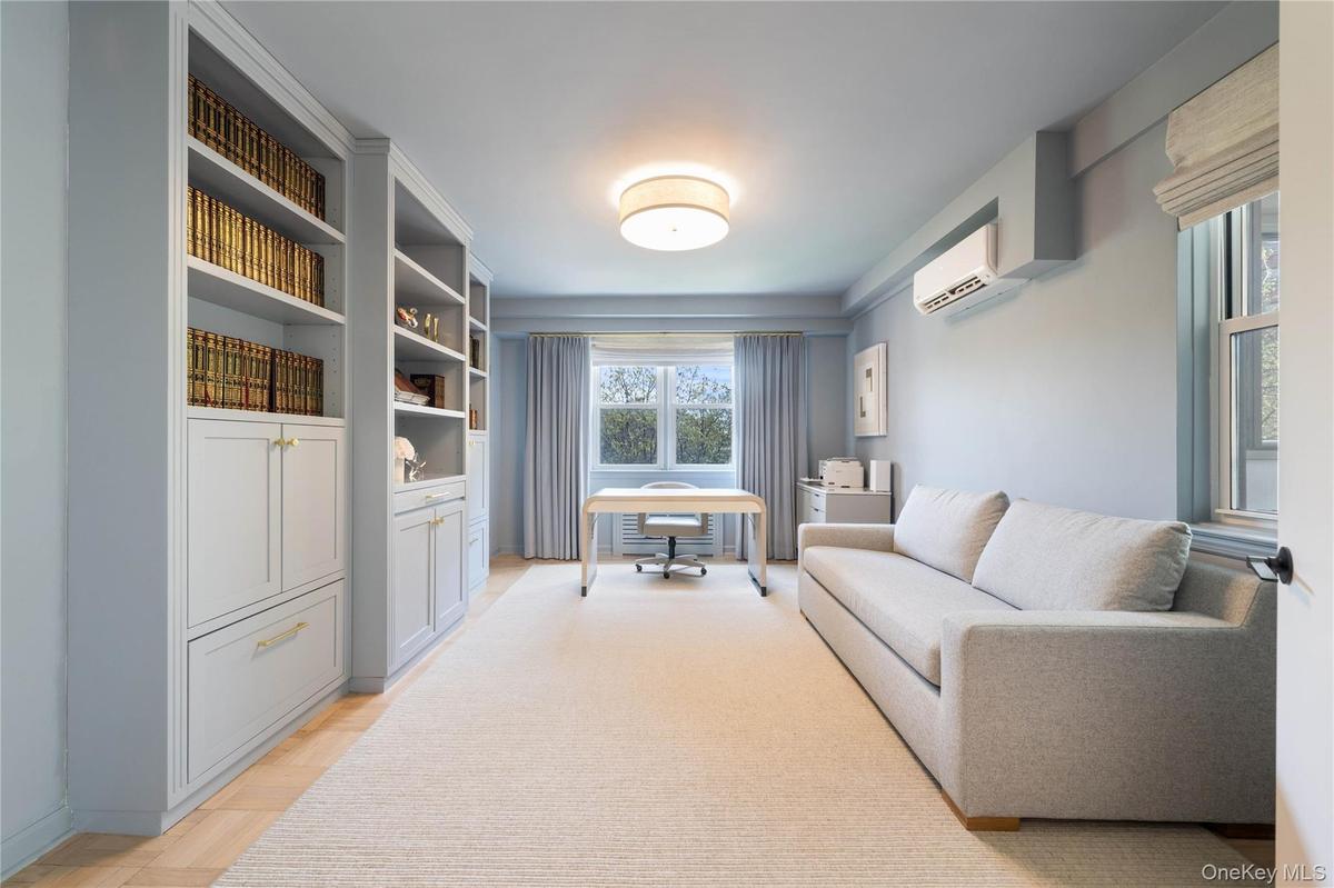 Home office/library with an ensuite full bathroom. Can be used as an additional bedroom space.