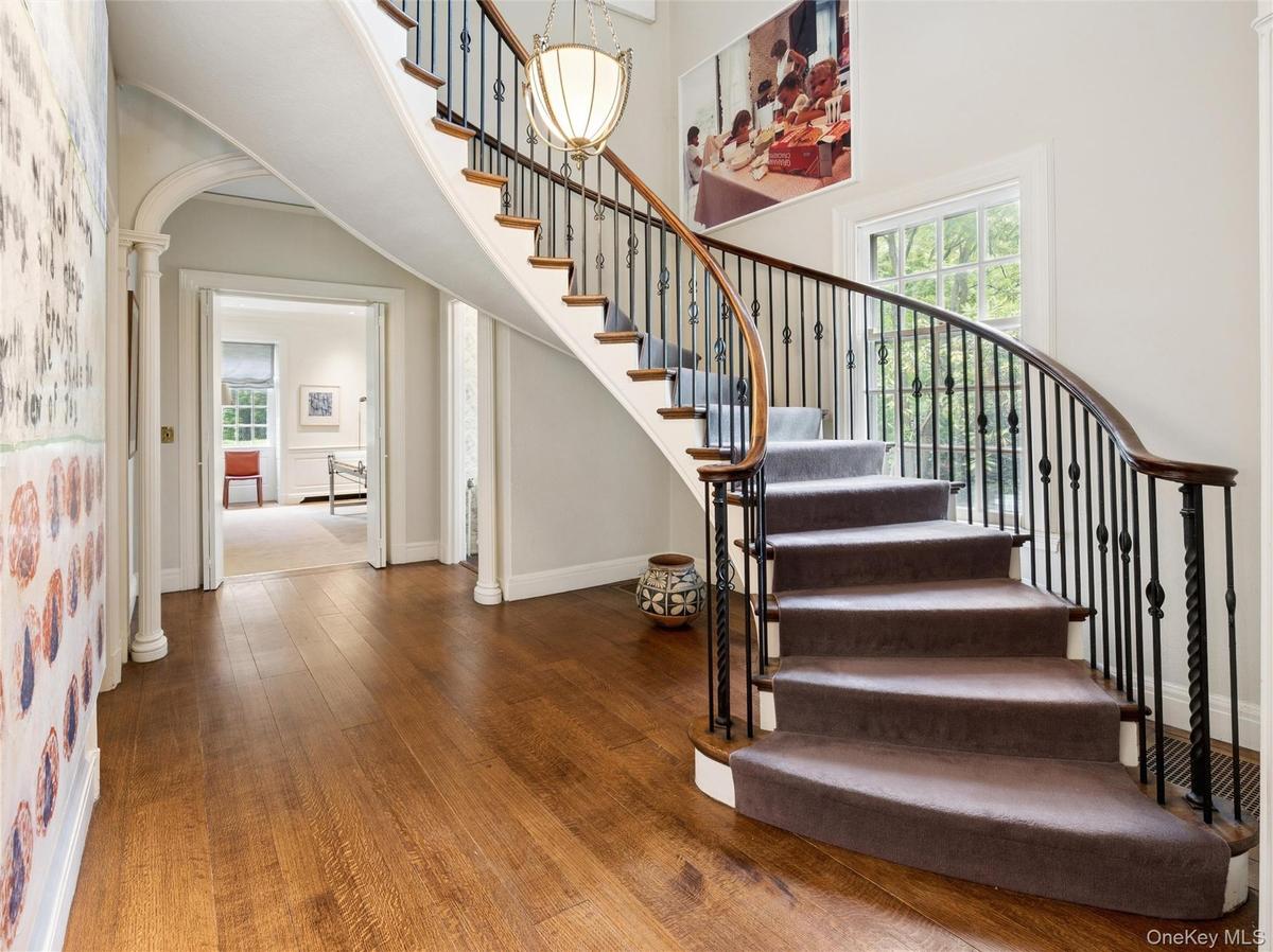 Foyer with sweeping curbed staircase