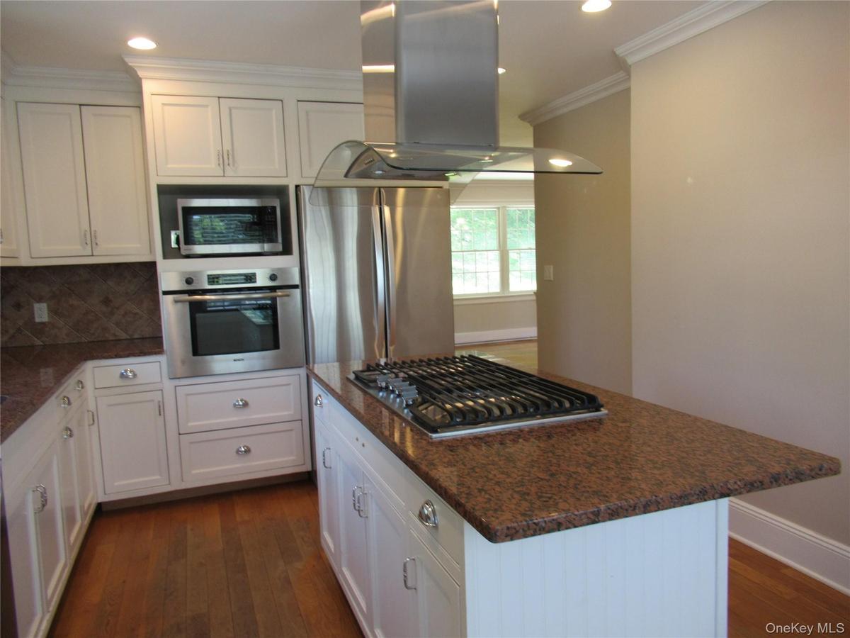 Hardwood floors, working island, stainless steel appliances