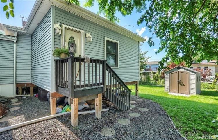 Extra entry to first floor apartment from side of house