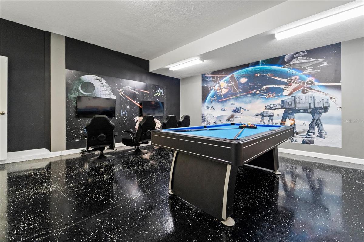 GAME ROOM (GARAGE)