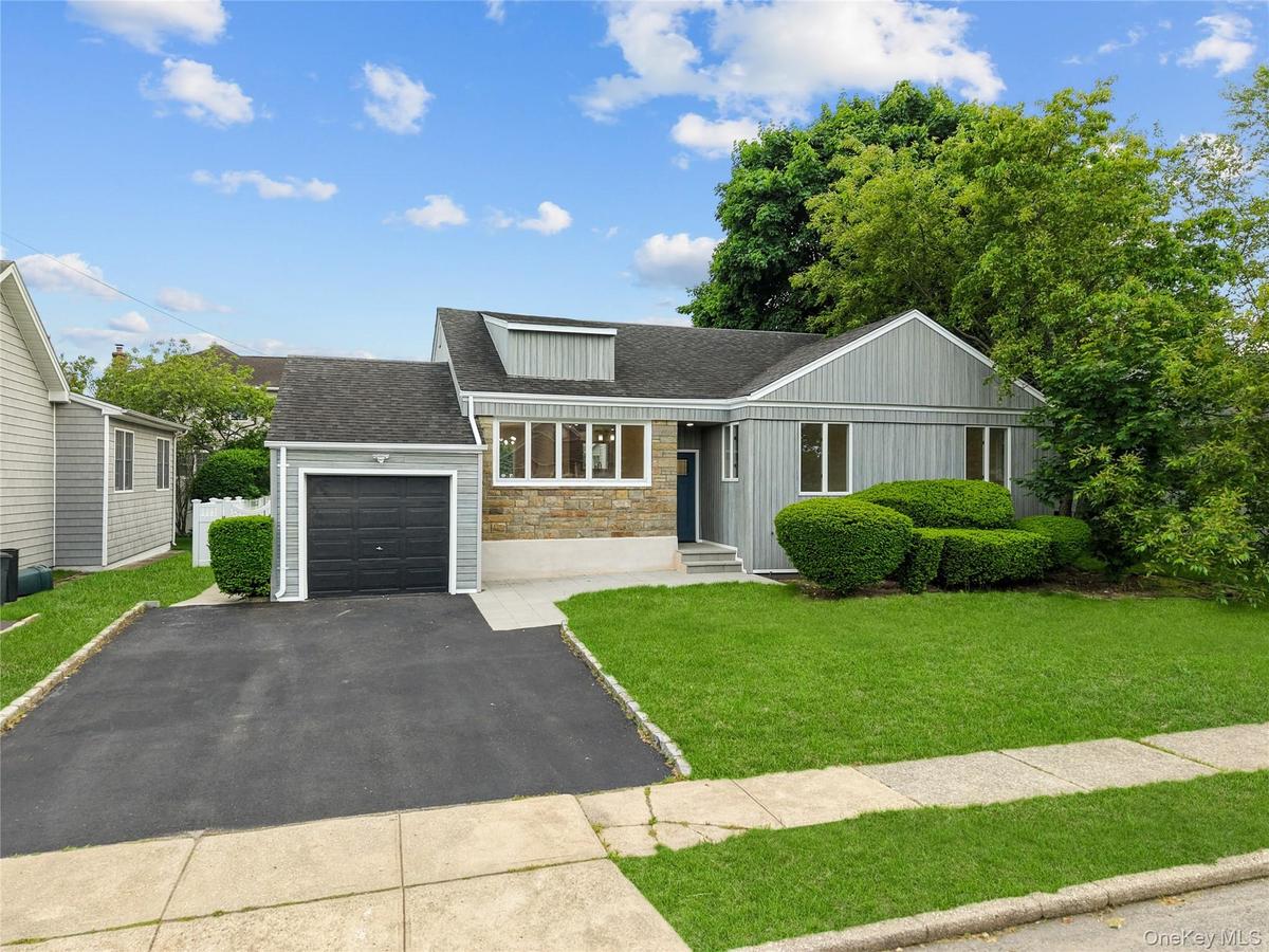 BEAUTIFUL RANCH ON AN AMAZING LOT