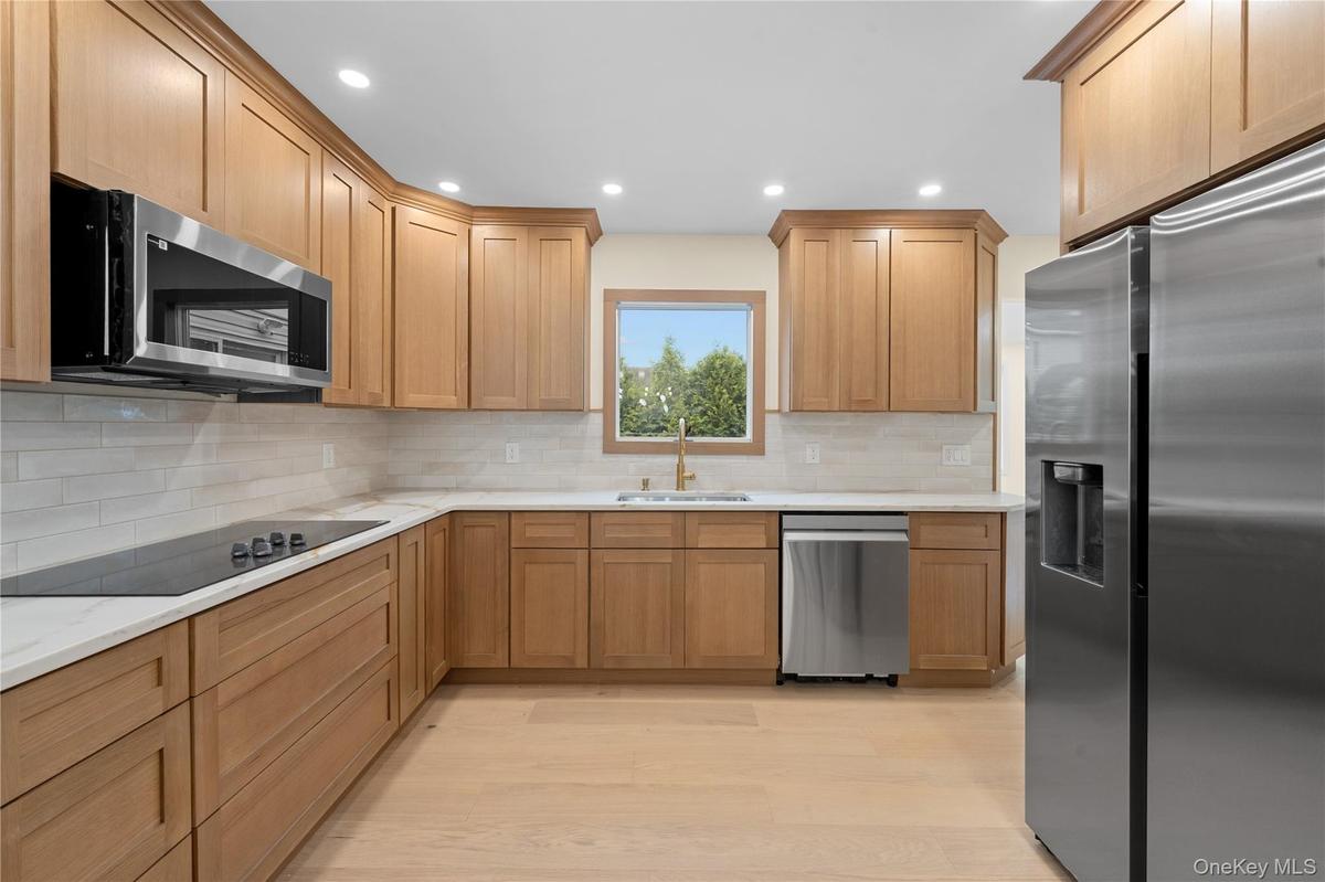 SEMI CUSTOM NEW KITCHEN WOOD CABINETS