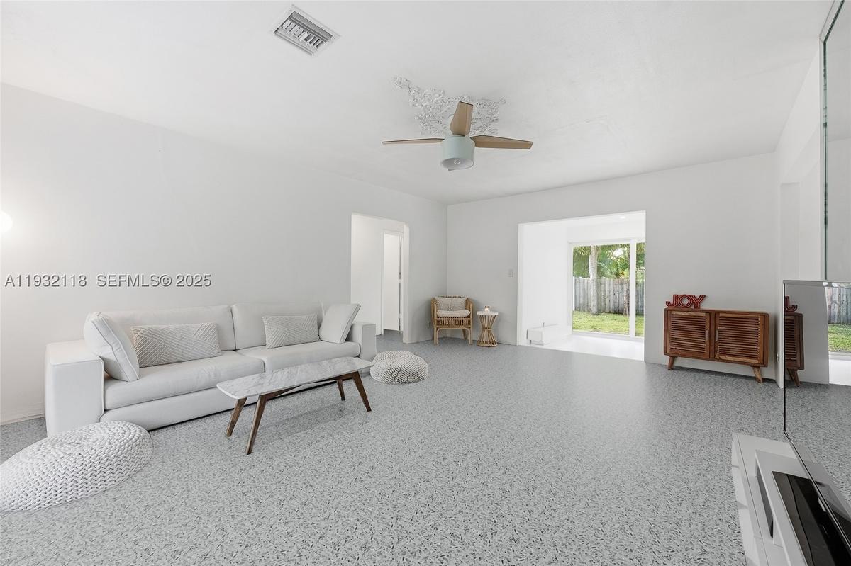Floor is virtually staged