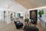 Lounge/wet bar
