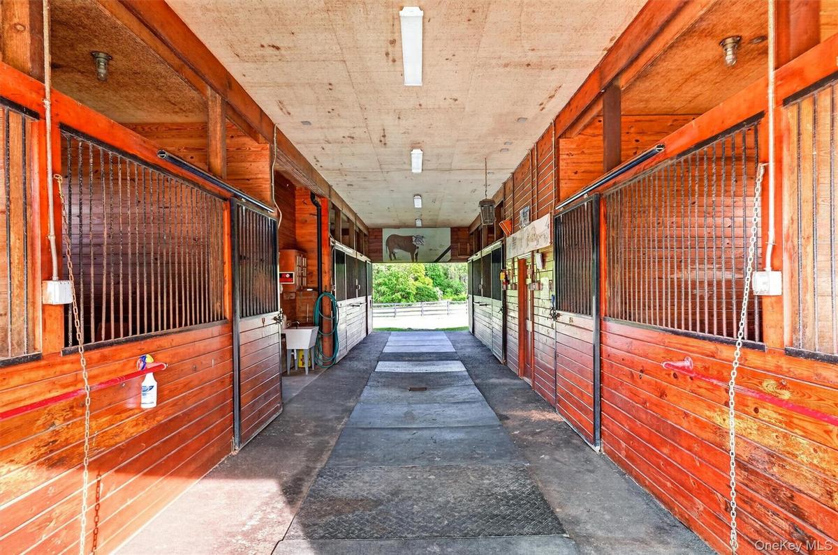 No detail was spared for your horses comfort and ease of function in the attractive and functional main barn.