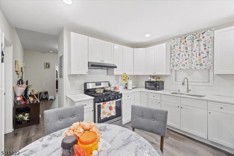 Eat-in Kitchen