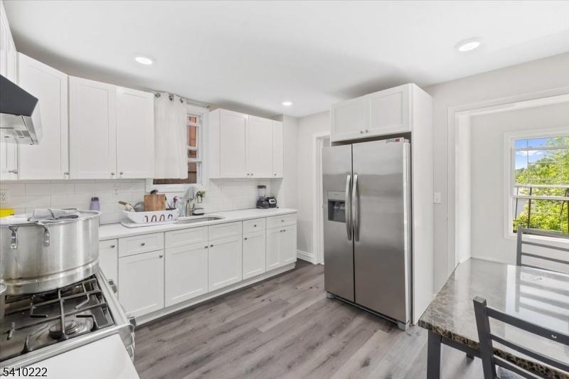 Eat-in Kitchen