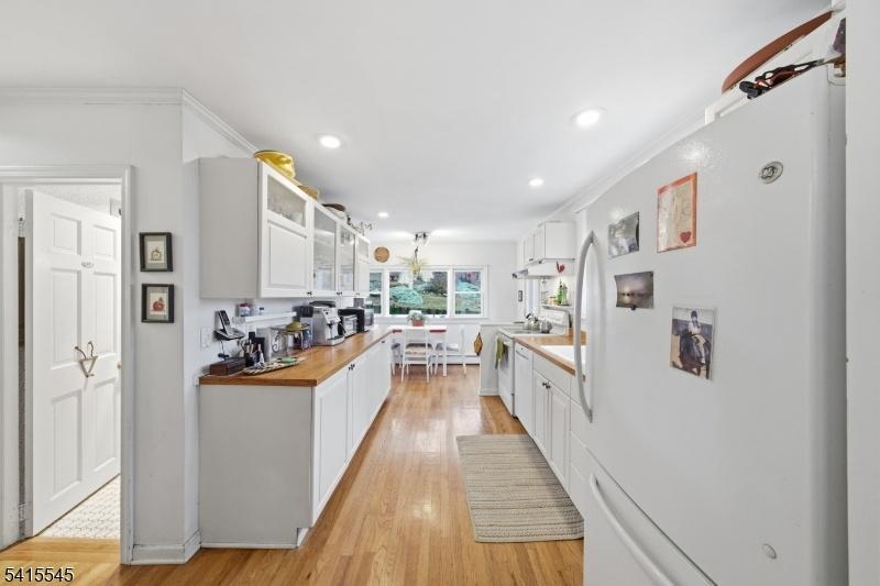 Kitchen w/ Breakfast Nook