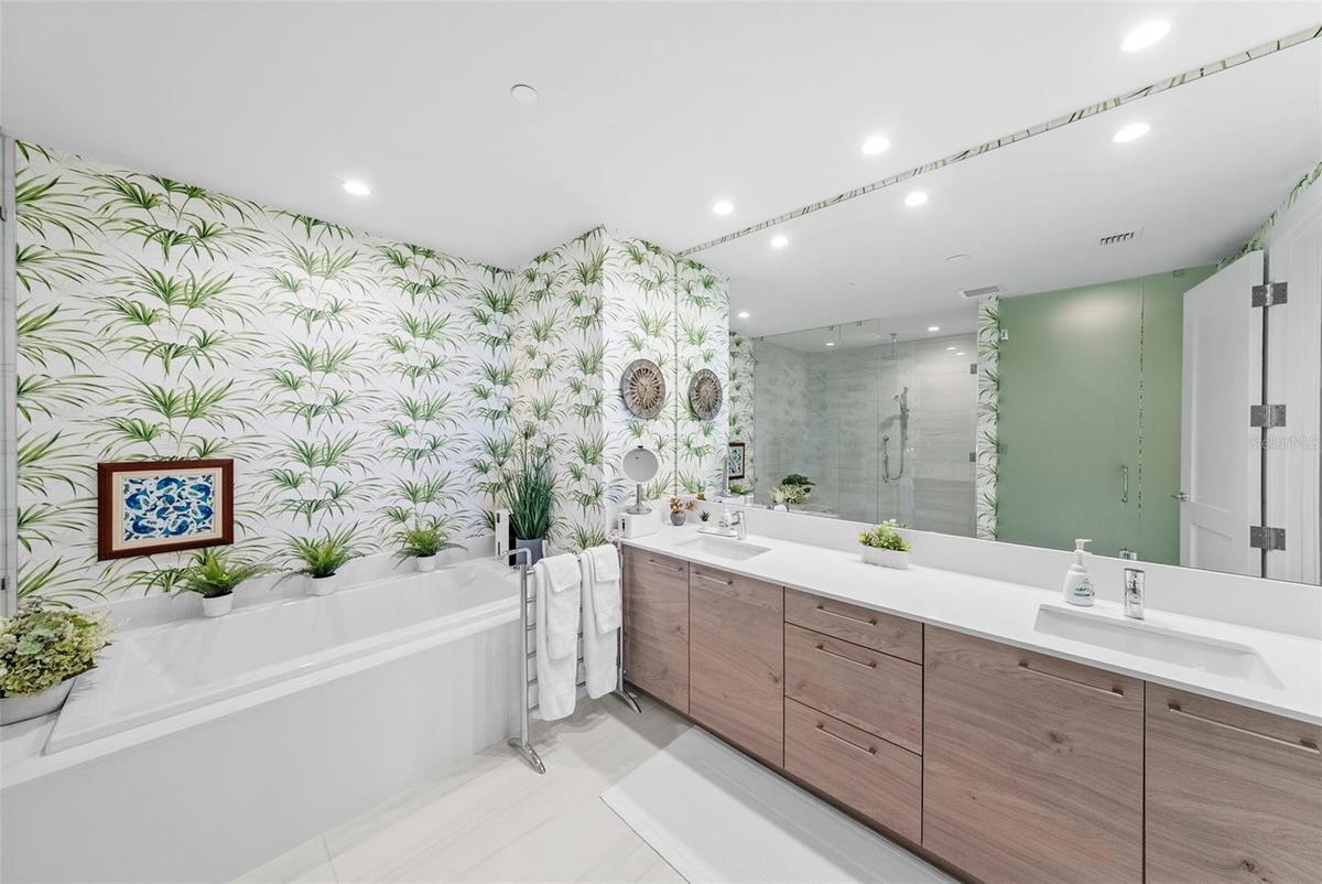 Primary en suite bathroom
