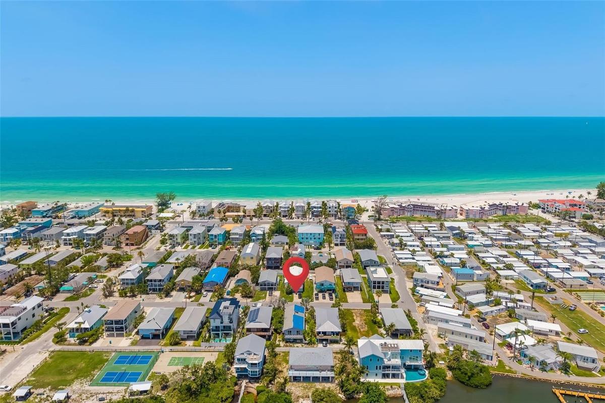 Perfectly positioned between the Gulf of Mexico and Sarasota Bay, offering the best of both waterfront worlds.