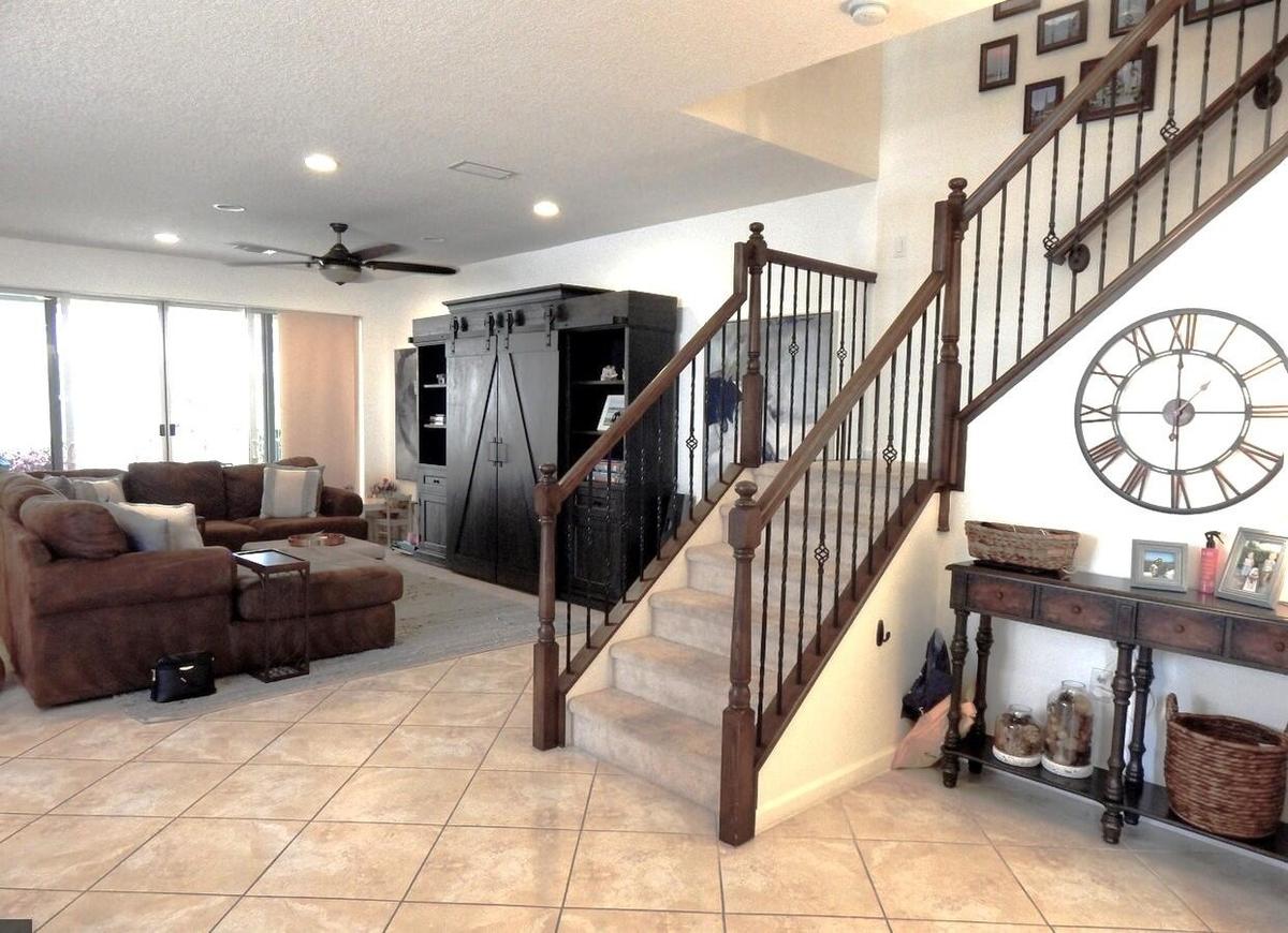 3 4820 lvgRmFrom Foyer