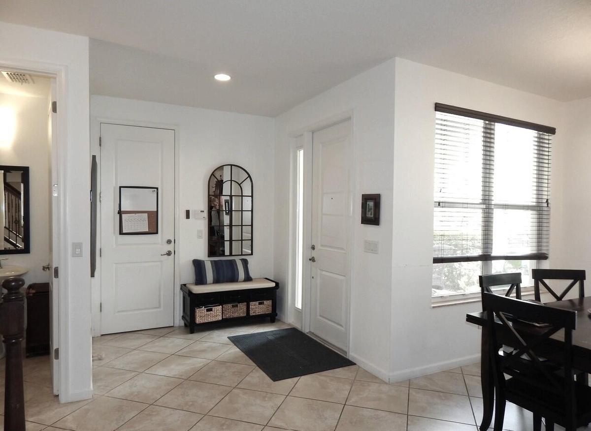 2 4820 Foyer