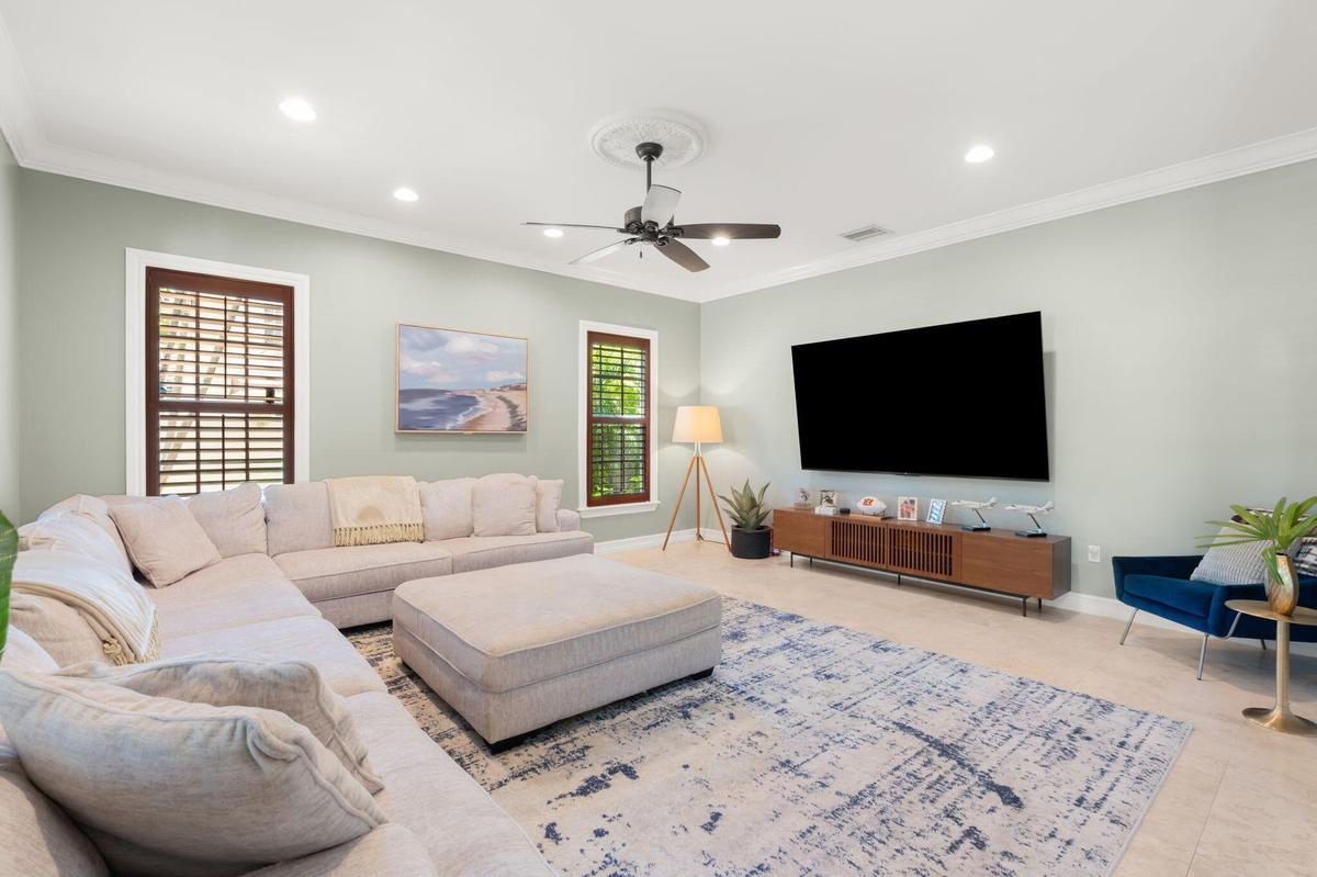 14-web-or-mls-633 NE 20th St, Wilton Man