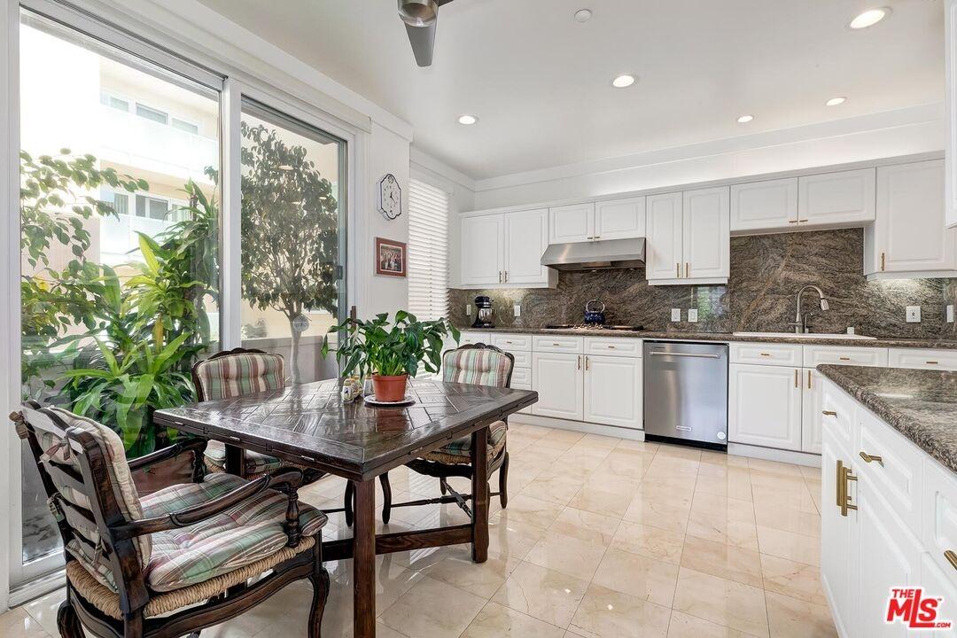 Breakfast Area and Kitchen