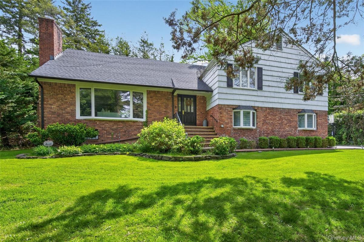 Split Level-Roslyn Estates