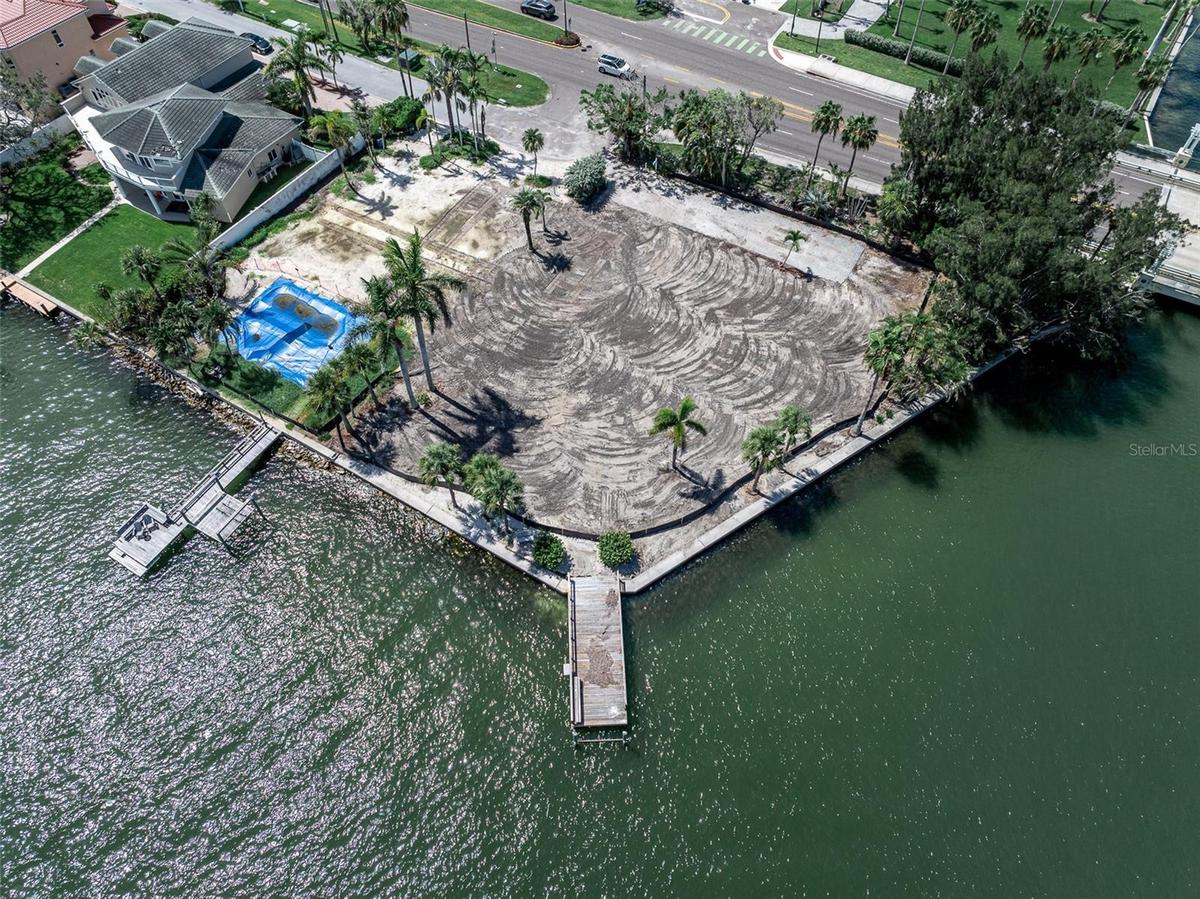 Expansive lot with Dock Reach for Renovation