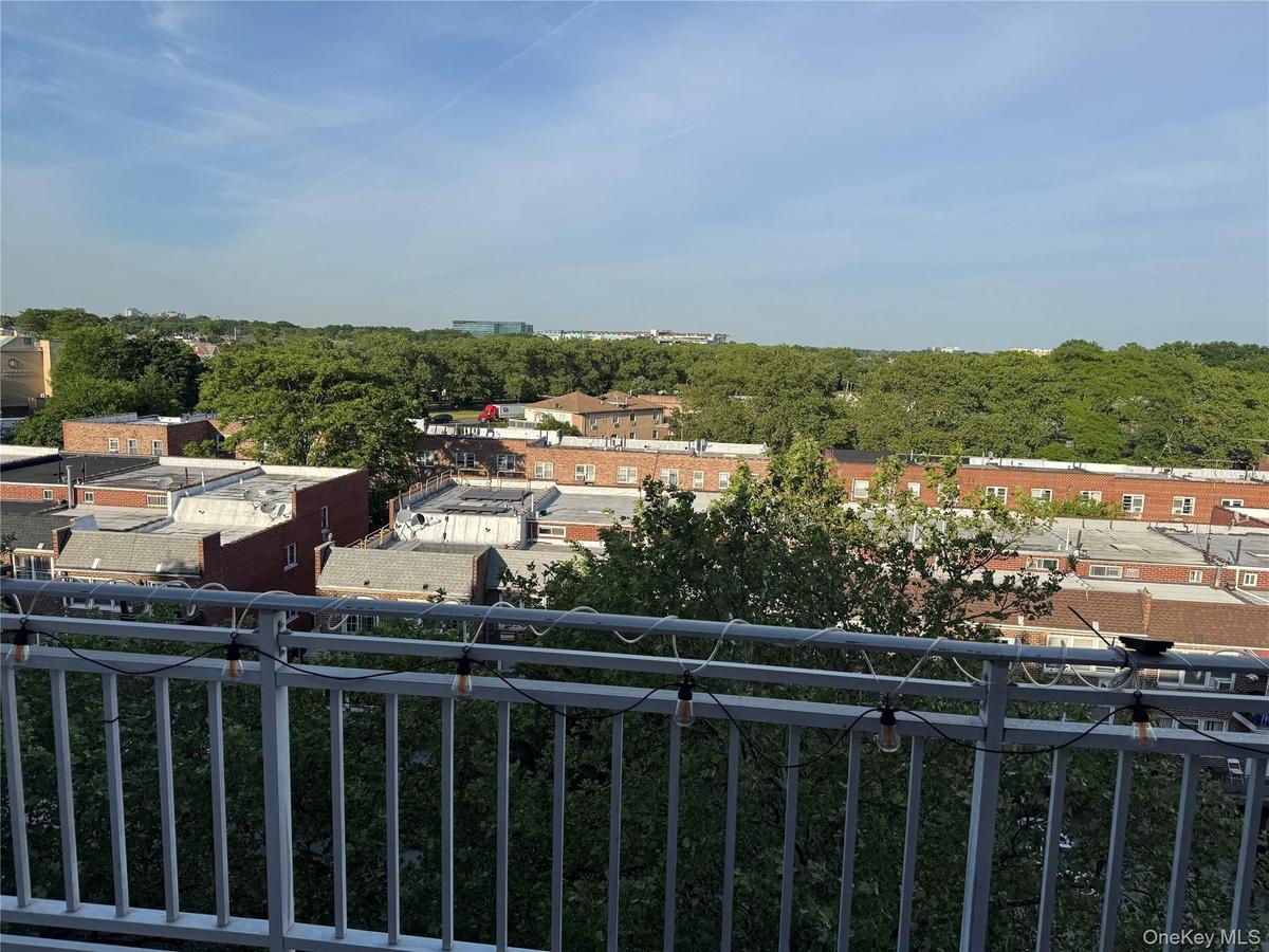 THIS TOP FLOOR CONDO HAS THE CITY VIEW