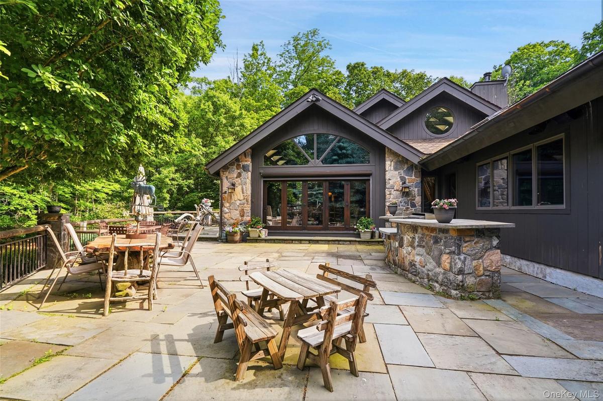 patio with built in grill