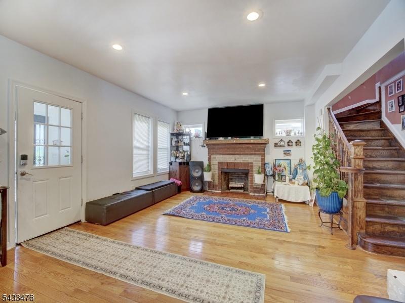 LIVINGROOM
