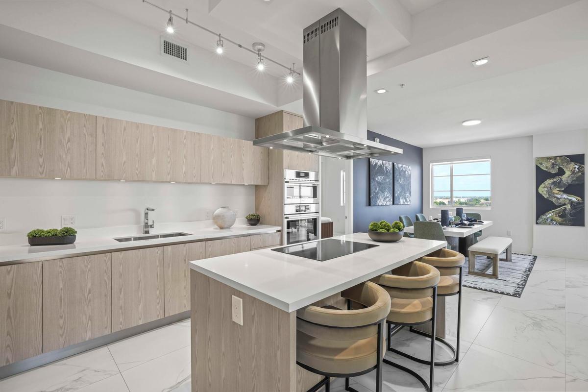Unit 823 - 1 Kitchen:Living Room