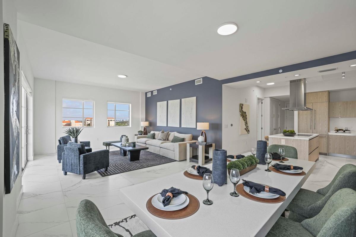 Unit 823 - 11 Dining:Living room