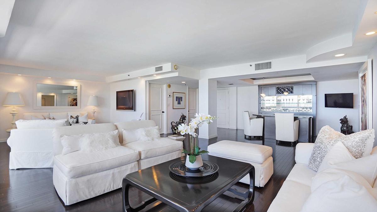 yacht-and-racquet-club-505f-dining-area-