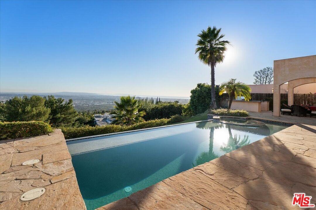 Infinity pool