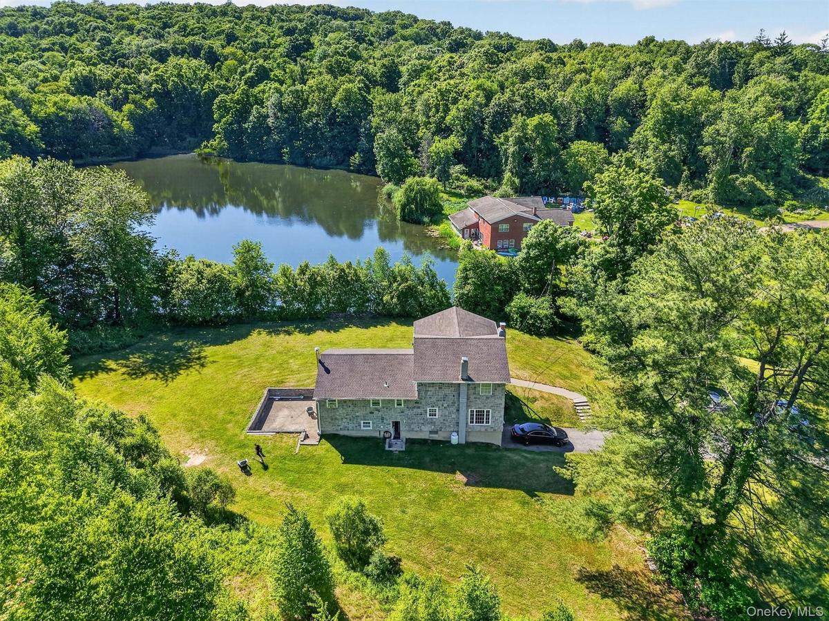 Drone shot of 29 Bowen Court.