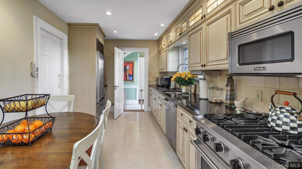 Eat-In Kitchen