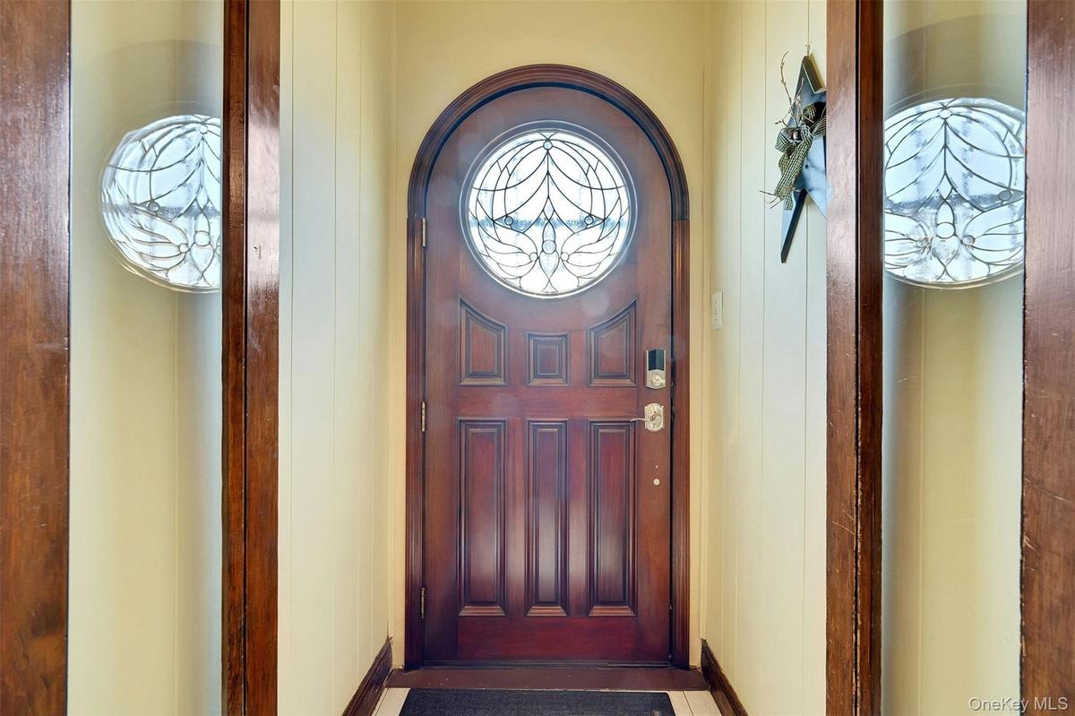Glass doors to front to impressive front door
