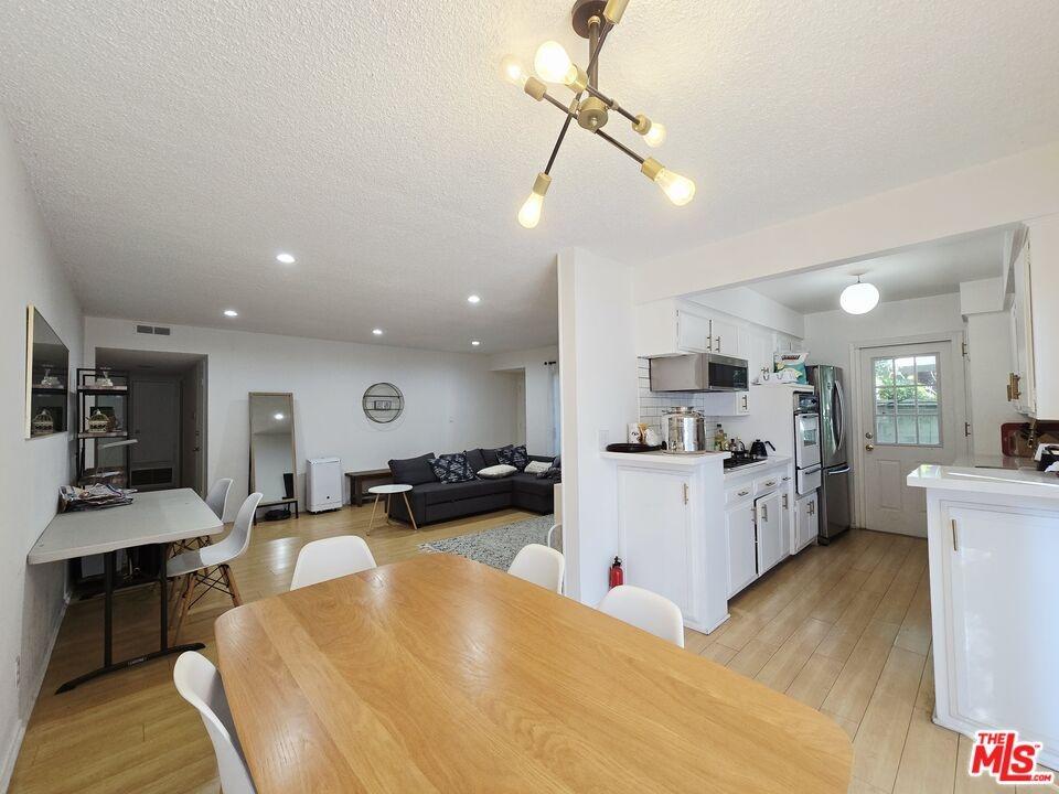 Apt#1 3338 Mentone living room