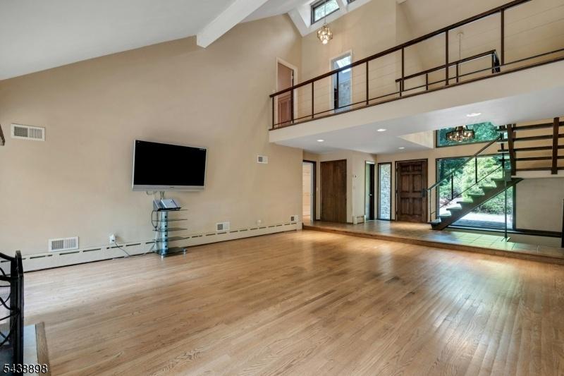 great rm w/balony above