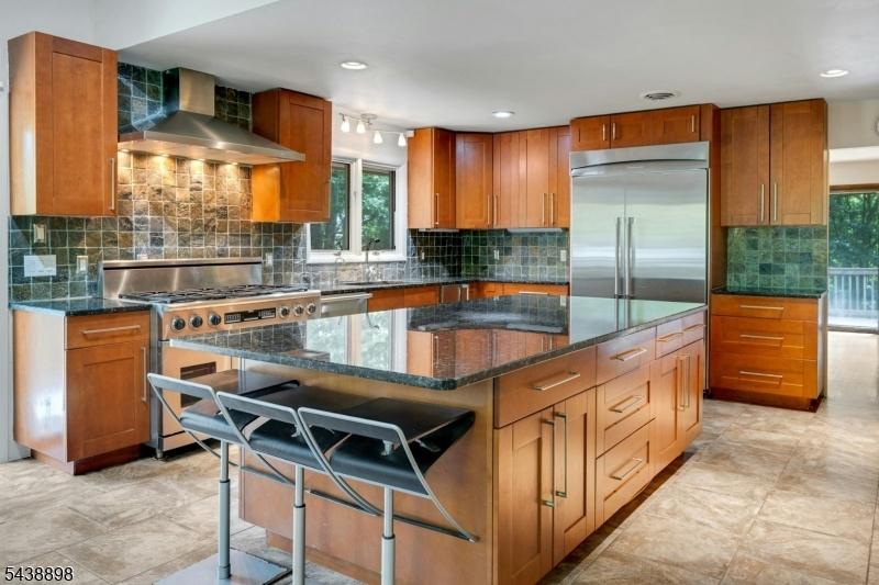 Kitchen w/island