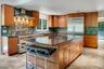 Kitchen w/island
