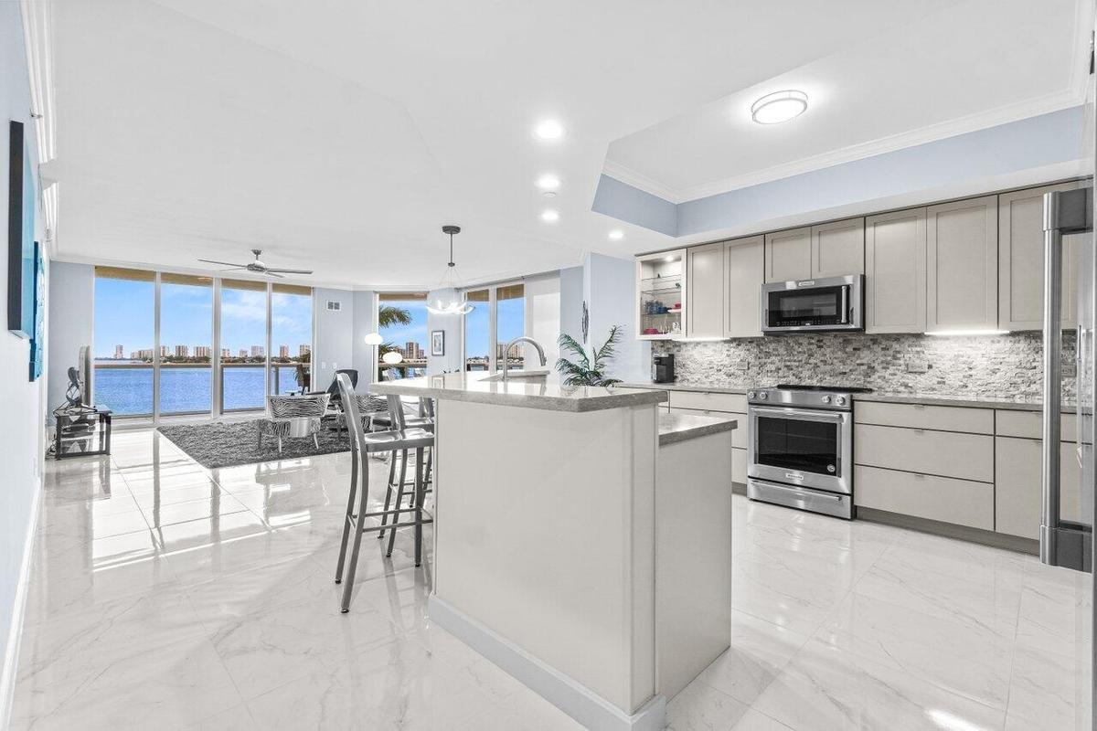 Bright & Open Kitchen