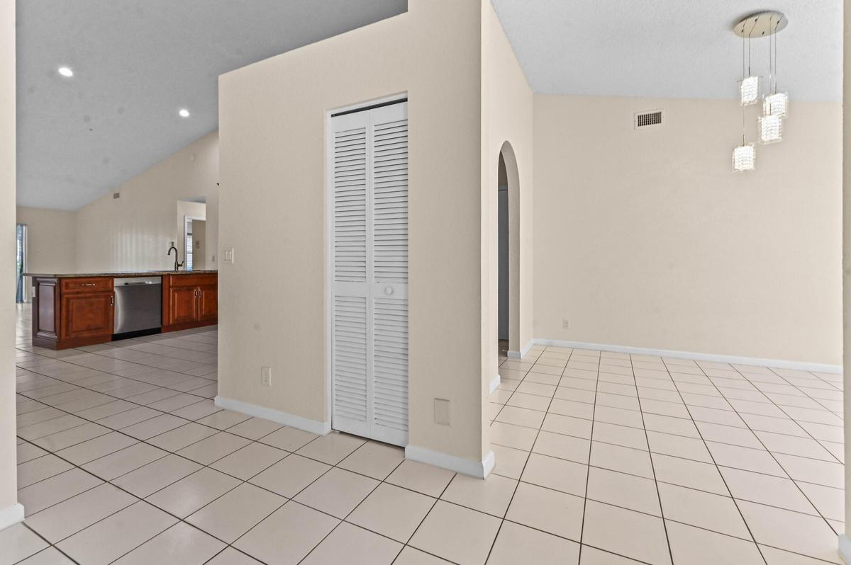 08 Dining room 01