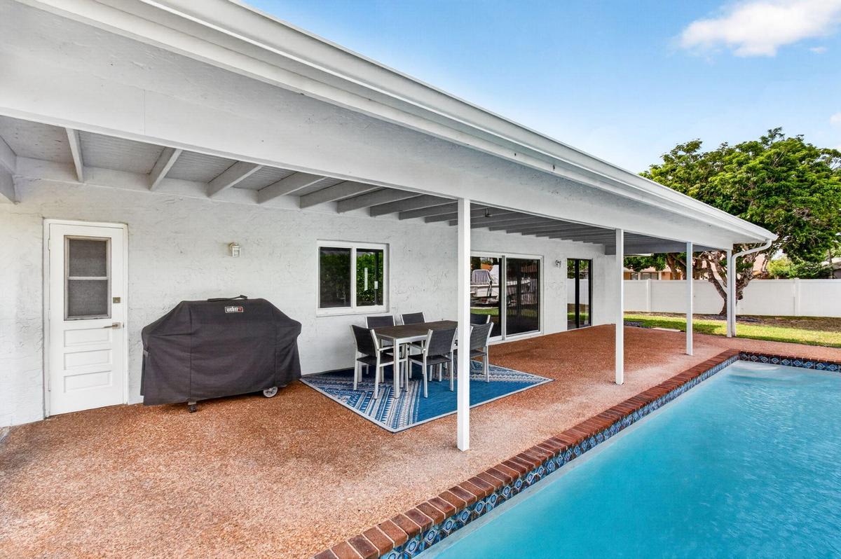 Overhang for BBQ & Patio Table