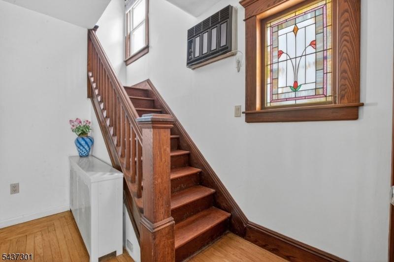 ENTRANCE HW FLOORS