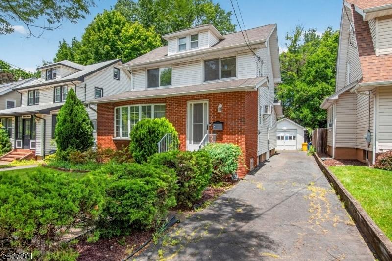 SIDE VIEW/ DRIVEWAY