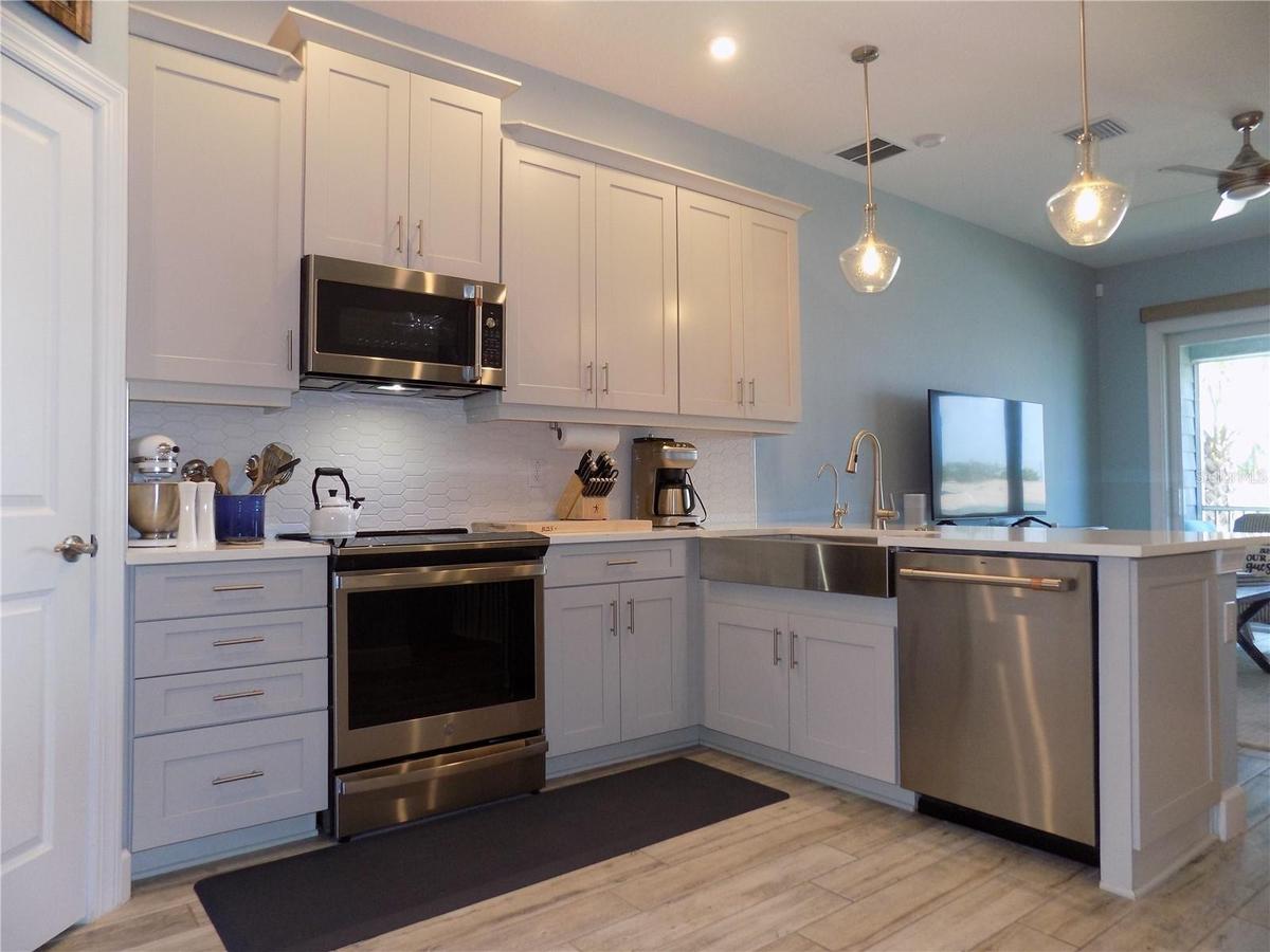 Gourmet Kitchen with quartz counters
