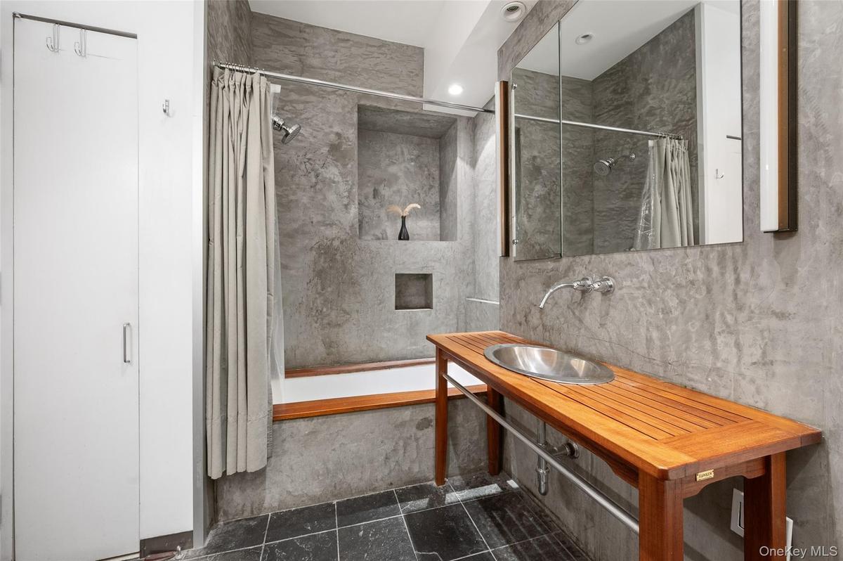 Bath with custom concrete finishes