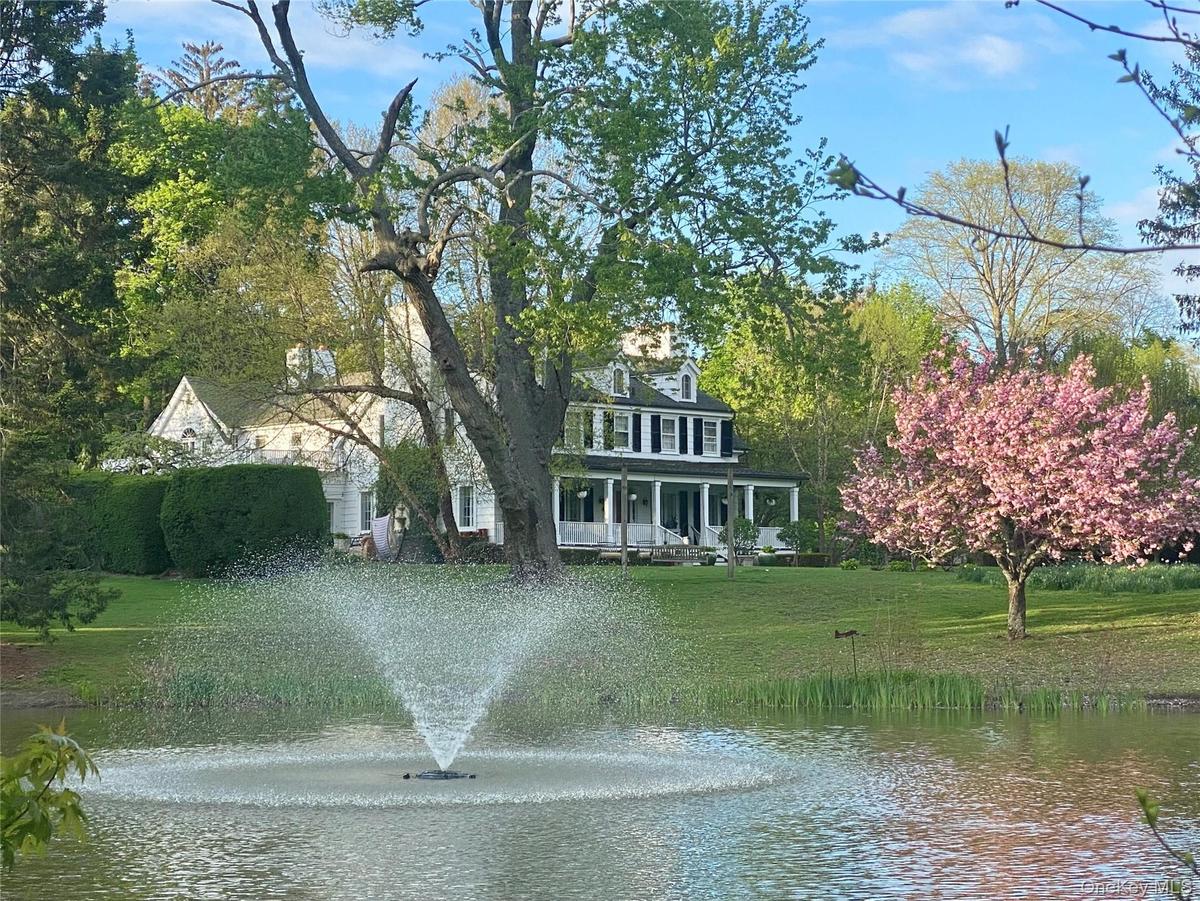 Scenic Lilly Pond Farm