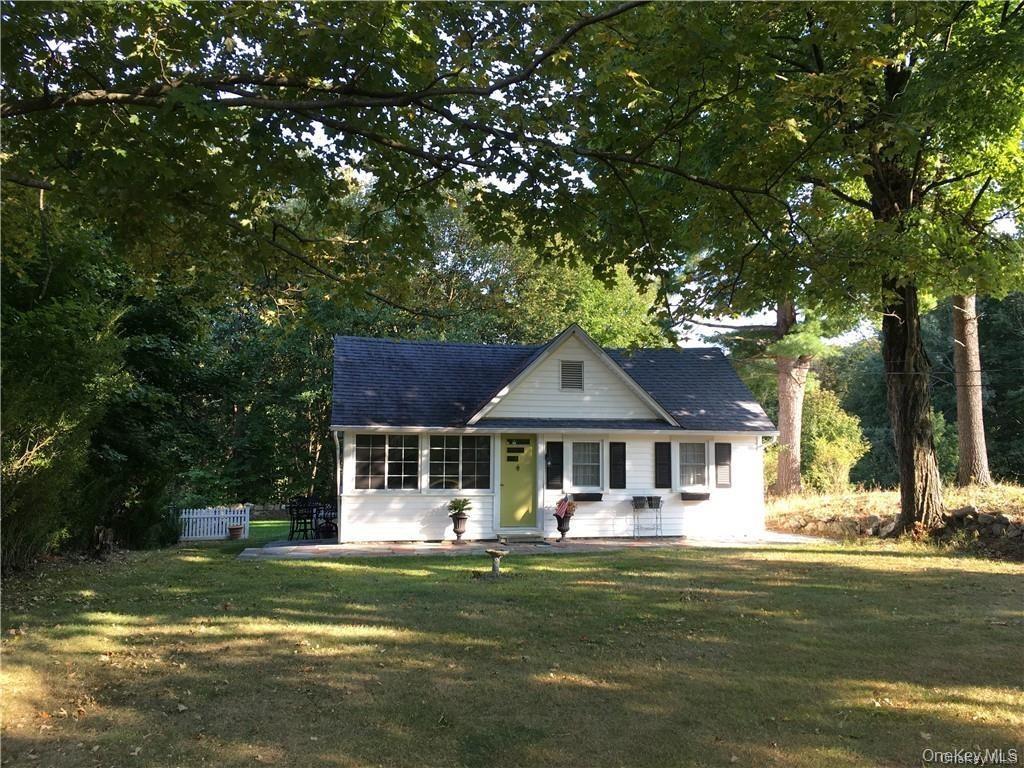 View of front facade featuring a front yard