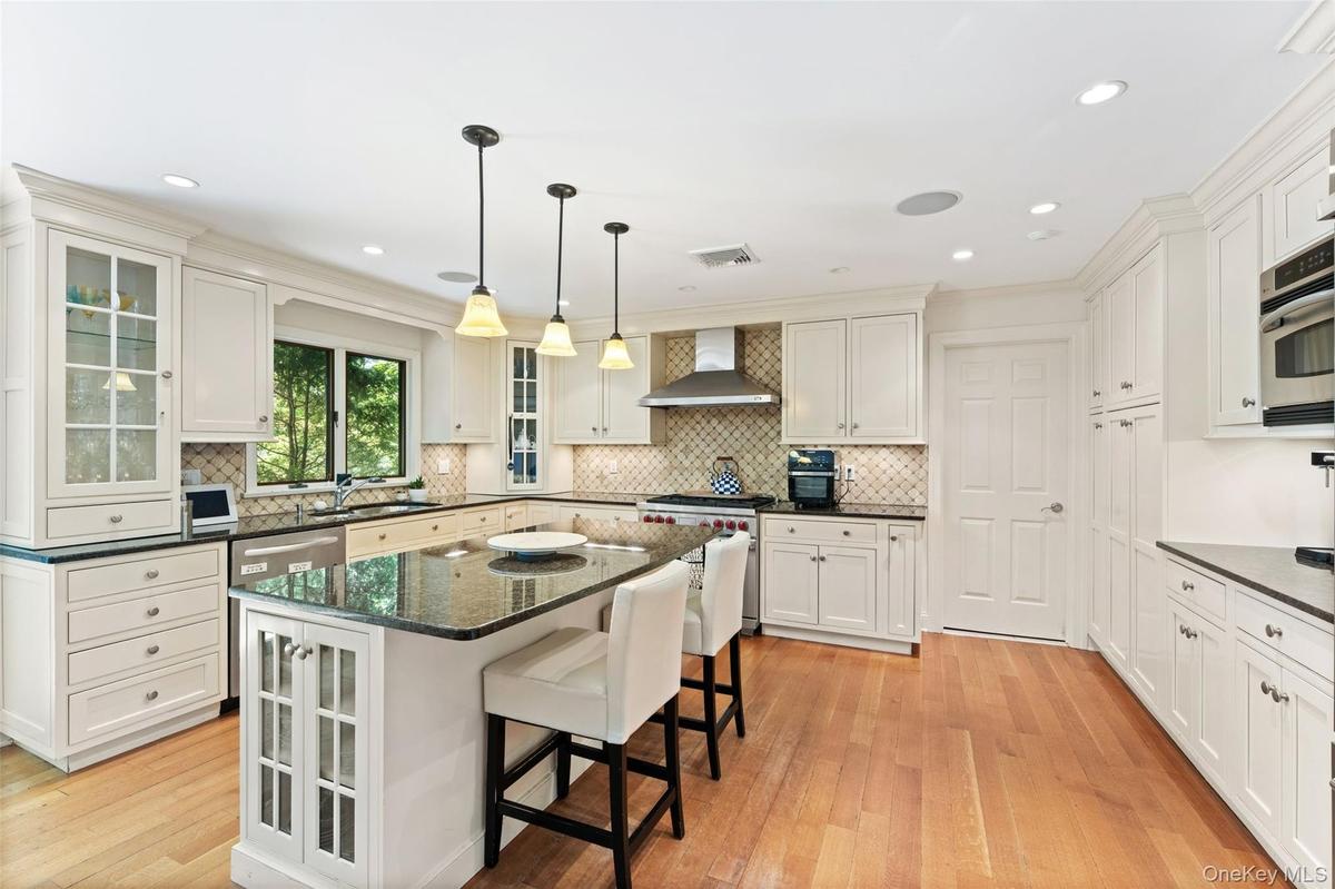 Beautiful, fully appointed Chef's kitchen with stainless steel appliances
