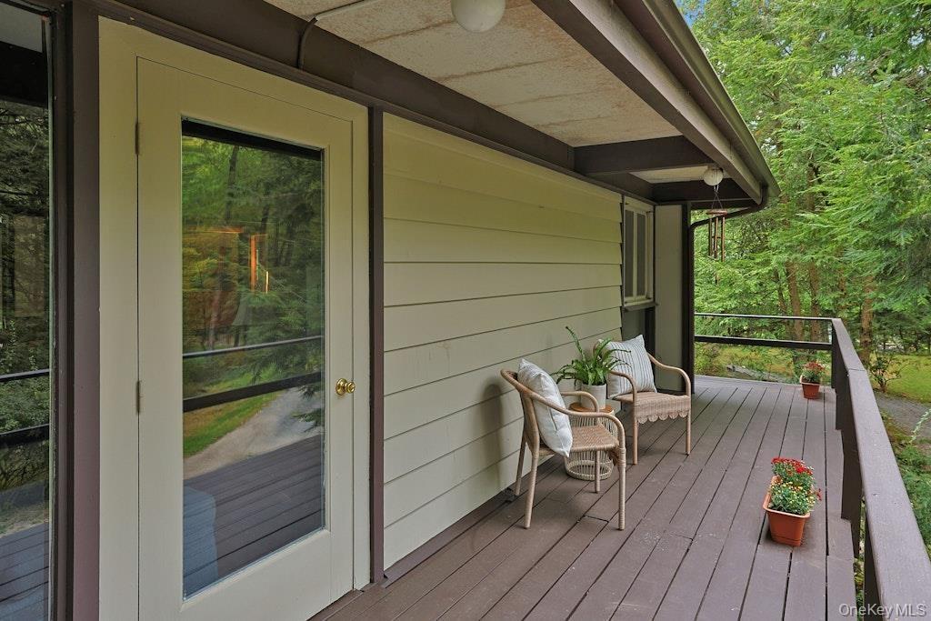 A porch...A PERCH!