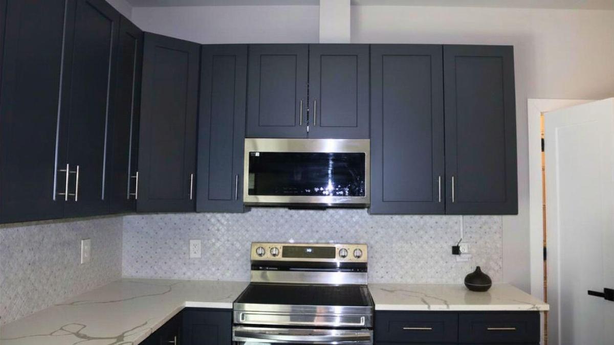 OVEN & MICROWAVE VIEWModern stainless appliances, including built-in microwave and oven, provide style, efficiency, and convenience for home chefs.Wi