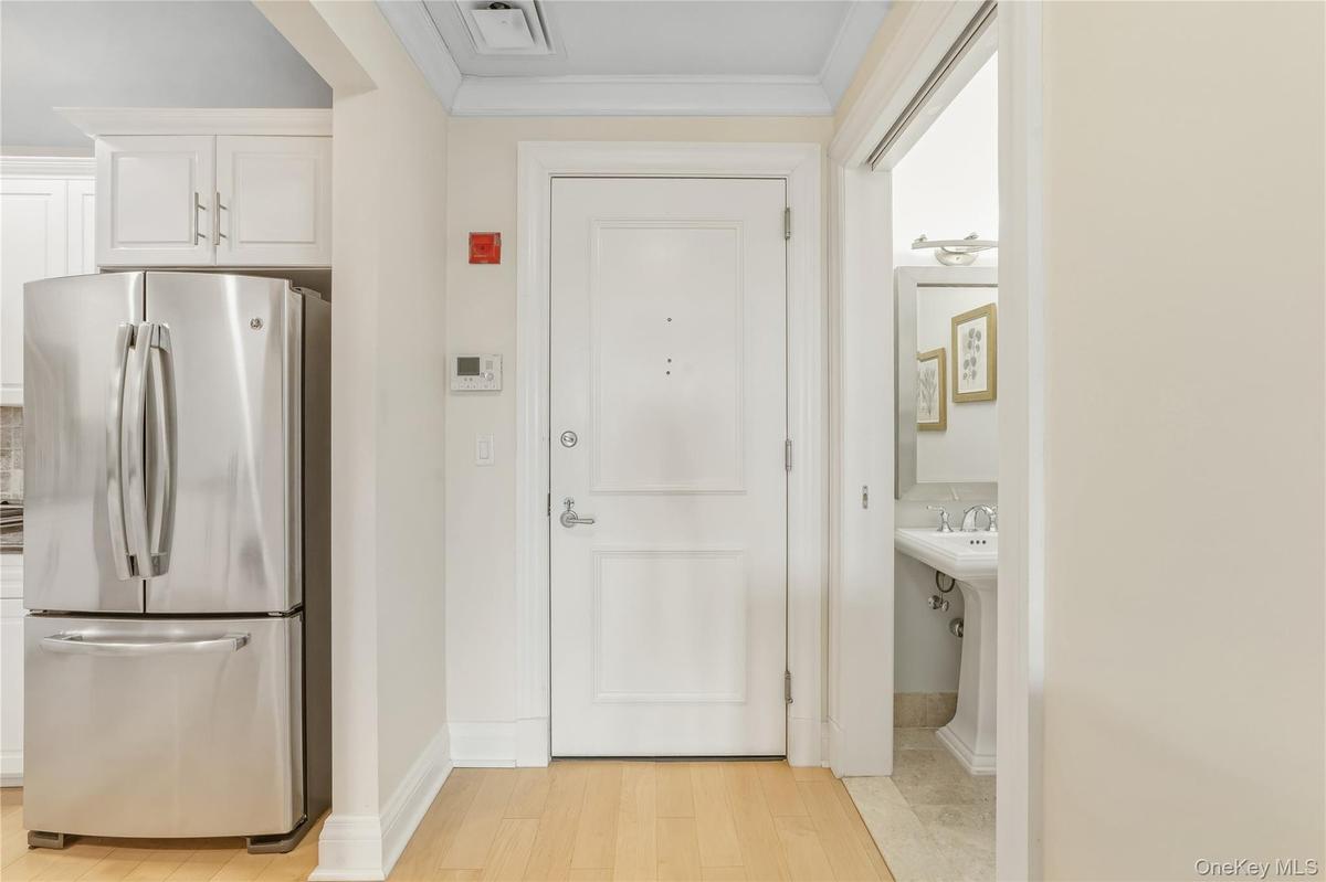 Welcome to Condo 603 thru the entryway with high ceilings.