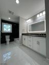 Secondary suite bath